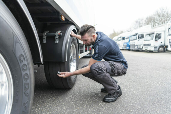 _STS3486-Tyre-inspection-trailer-by-technician